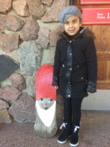 5-vuotias Injila piipahti hakemassa joulutunnelmaa Napapiiriltä. Mukana seurasi Irina-mummu.
