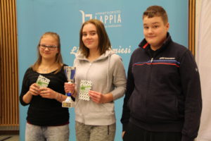 Pellon yläkoulun voittoisa joukkue Sofia Rautio, Aada Konttaniemi ja Markus Enbuska Kuva: Lappia Viestintä/Mia Lukkarila